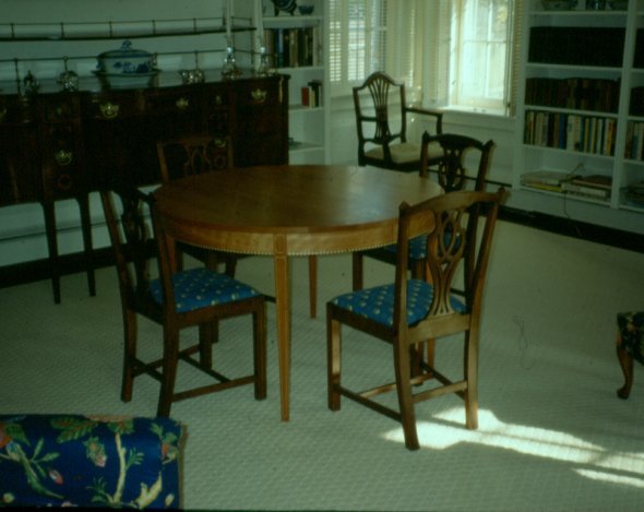 hepplewhite-round-extension-table